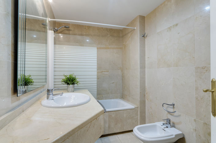 Image No.10-1 Bed Property for sale