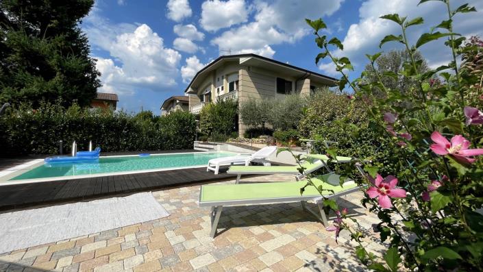 Image No.10-2 Bed Semi-Detached for sale