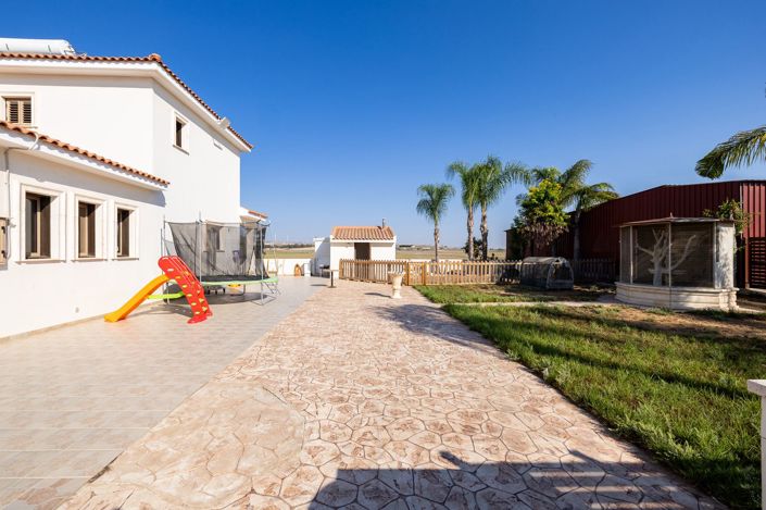 Image No.6-Villa de 4 chambres à vendre à Larnaca