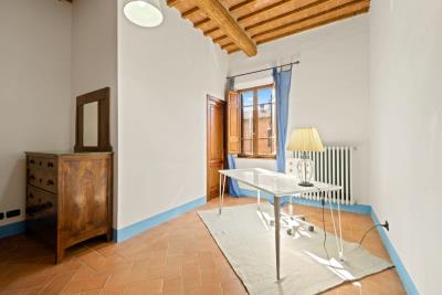 Montepulciano_restored_townhouse_for_sale_with_garden--6-