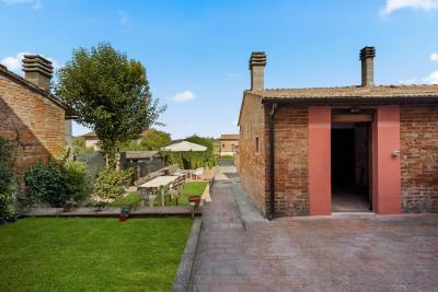 Montepulciano_restored_townhouse_for_sale_with_garden--10-