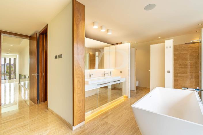 Image No.57-5 Bed Villa for sale