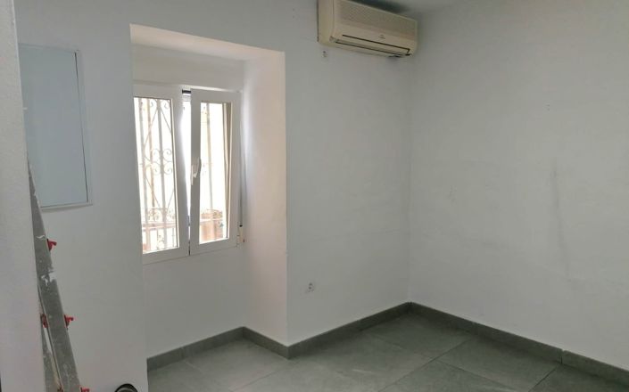 Image No.5-2 Bed House for sale