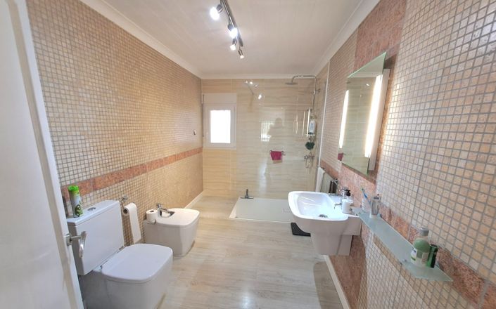 Image No.11-3 Bed House for sale