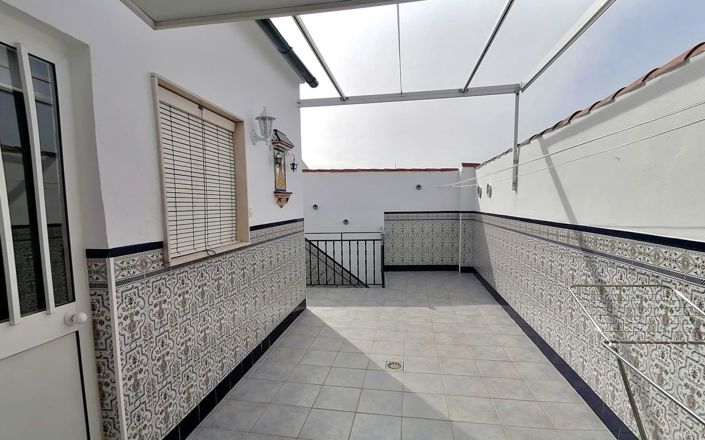 Image No.2-4 Bed House for sale