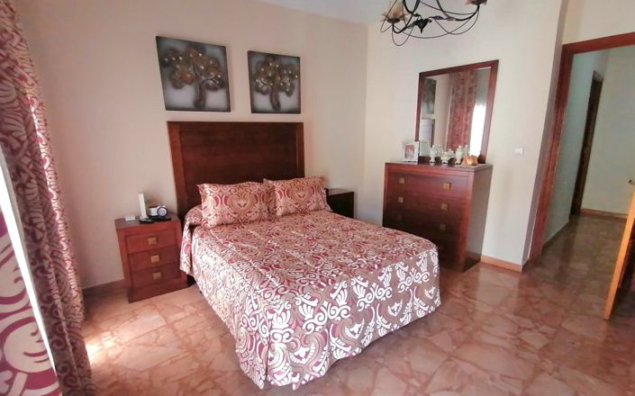 Image No.20-4 Bed House for sale