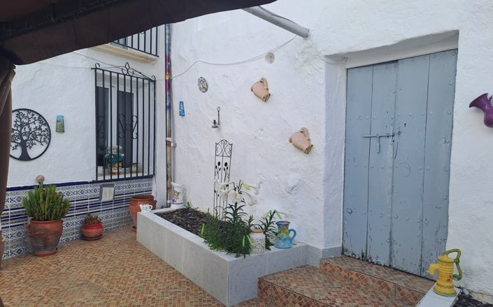 Image No.15-4 Bed House for sale