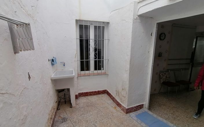 Image No.15-4 Bed House for sale