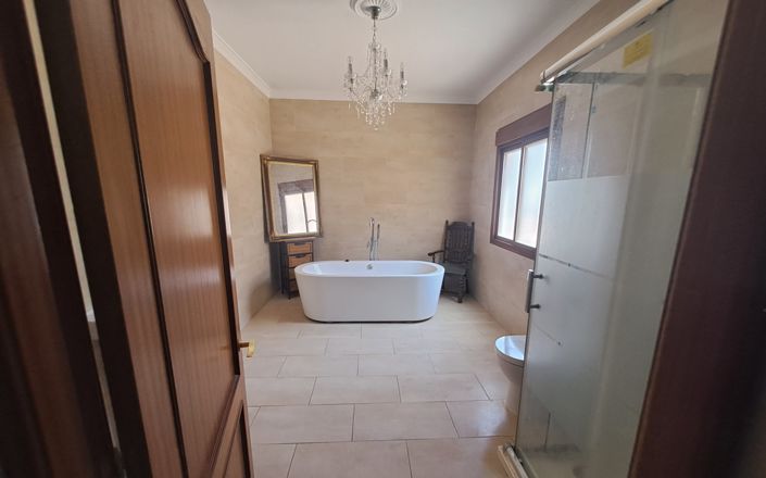 Image No.43-5 Bed House for sale