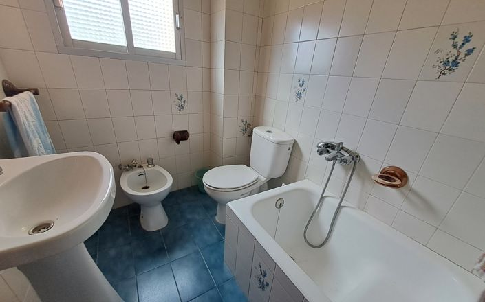 Image No.8-4 Bed House for sale