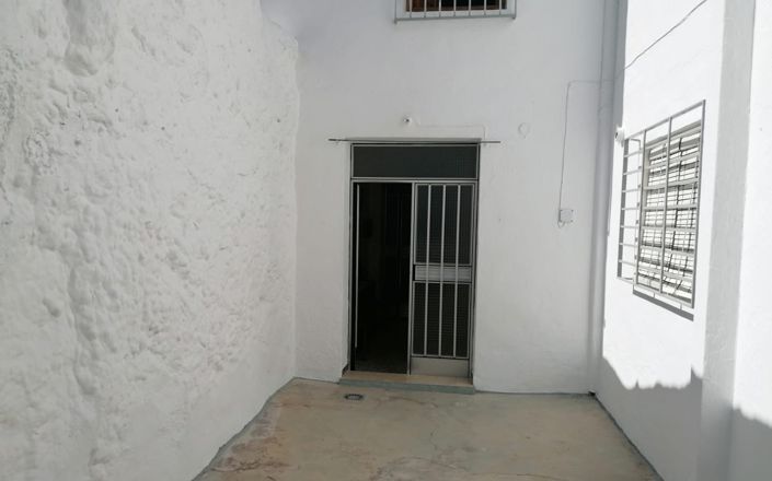 Image No.11-3 Bed House for sale