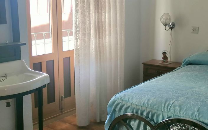 Image No.40-6 Bed House for sale