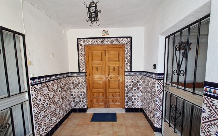 Image No.2-5 Bed House for sale