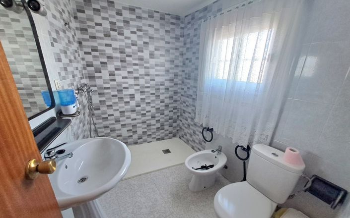 Image No.28-4 Bed House for sale