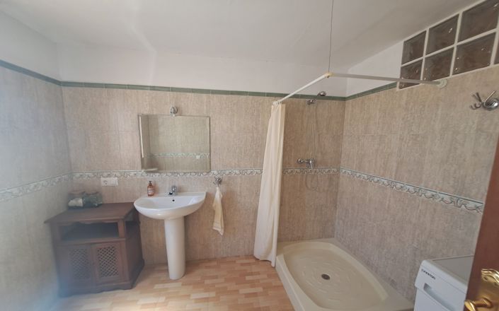 Image No.12-2 Bed House for sale