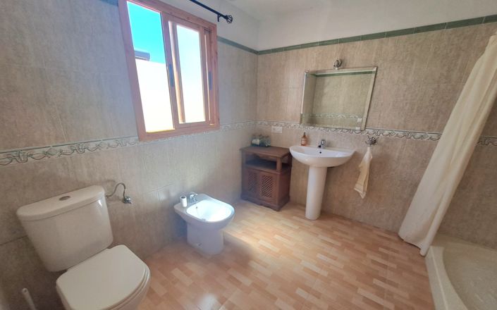 Image No.13-2 Bed House for sale