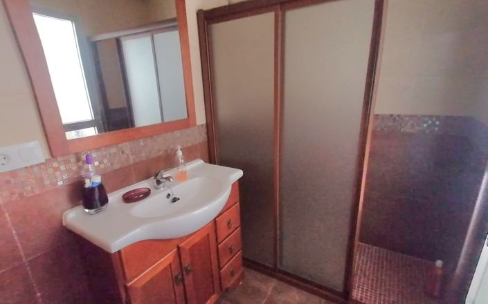 Image No.18-6 Bed House for sale