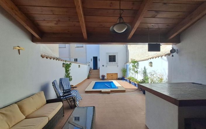 Image No.17-6 Bed House for sale