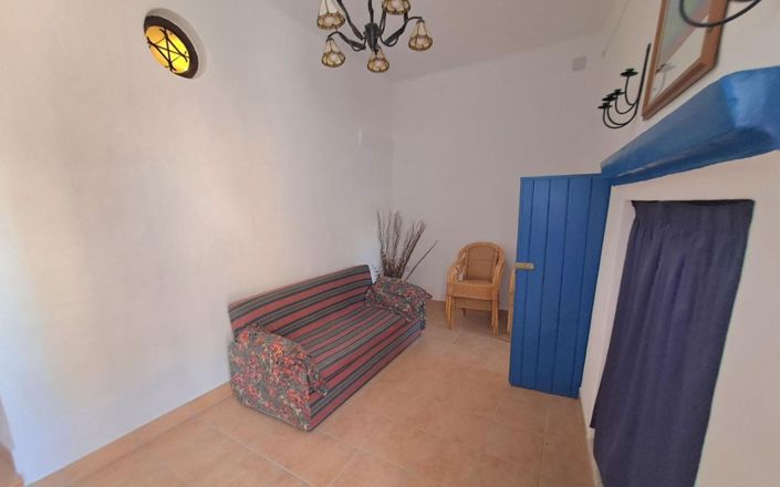 Image No.8-6 Bed House for sale