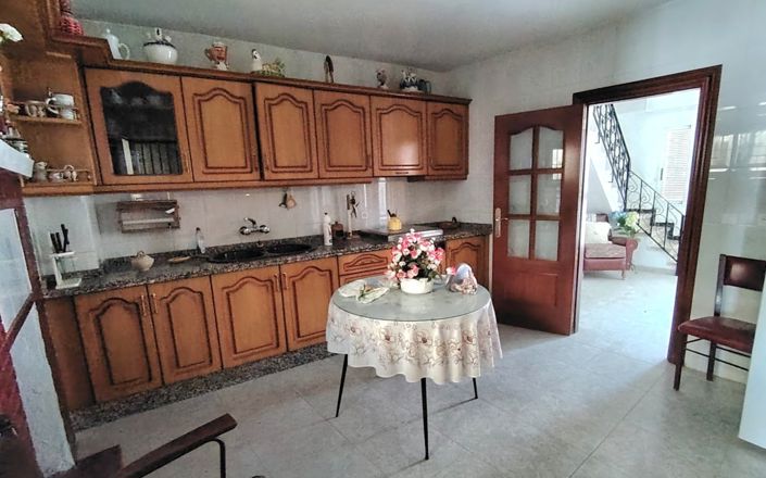 Image No.8-6 Bed House for sale