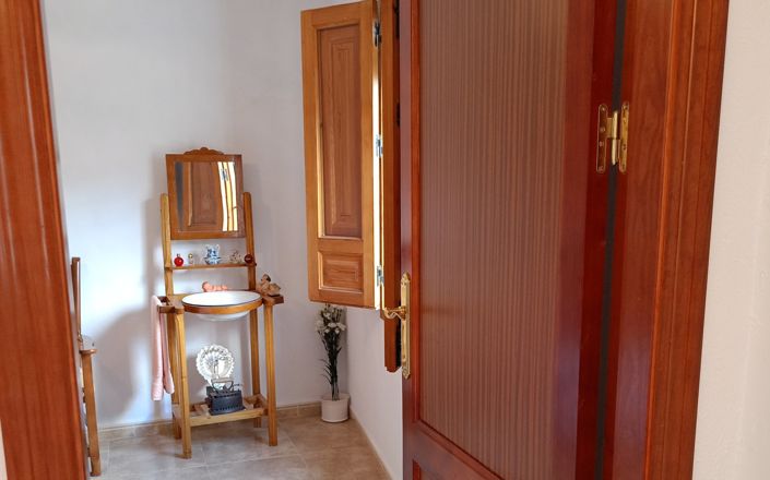 Image No.16-4 Bed House for sale