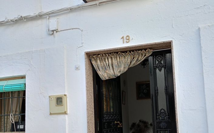 Image No.3-4 Bed House for sale