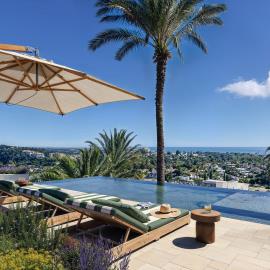 VOIR_06_EXTERIOR-POOL-SUNBEDS