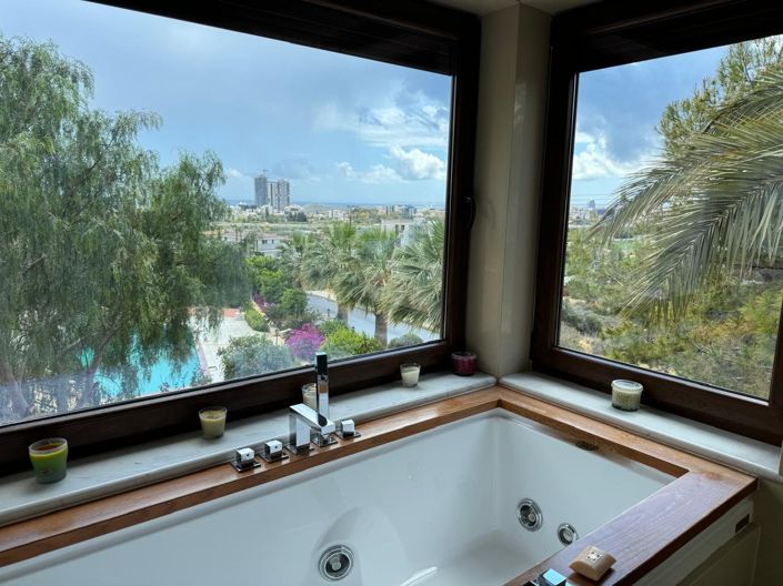 Image No.2-5 Bed House for sale