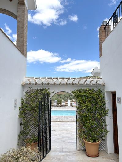 Image No.11-15 Bed Commercial for sale