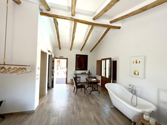 Image No.22-15 Bed Commercial for sale