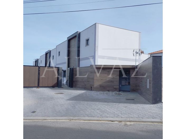 Image No.42-3 Bed House for sale