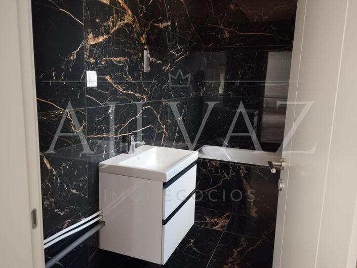 Image No.15-3 Bed House for sale