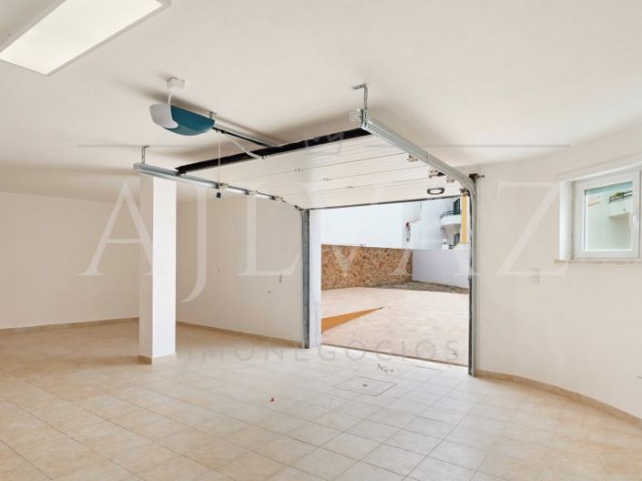 Image No.27-4 Bed House for sale