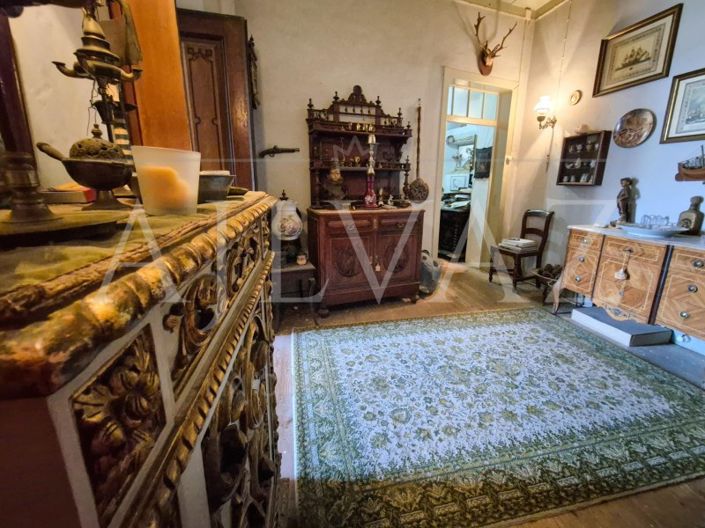 Image No.8-12 Bed House for sale