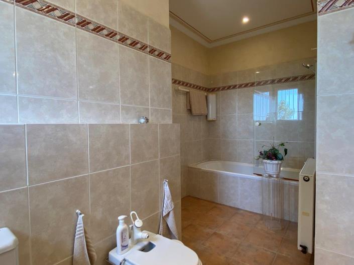 Image No.10-2 Bed Villa / Detached for sale