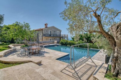 2-stone-villa-on-a-large-plot-with-a-pool-1