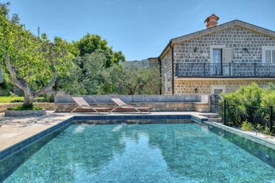 3-stone-villa-on-a-large-plot-with-a-pool-1