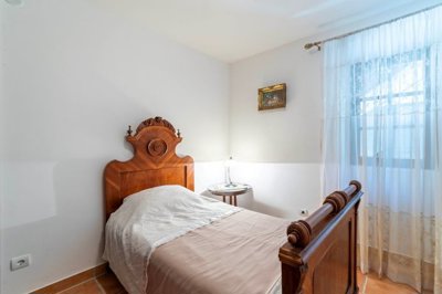 10-3bdr-apartment-in-a-waterfront-stone-villa