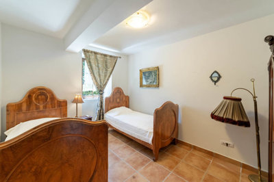 12-3bdr-apartment-in-a-waterfront-stone-villa