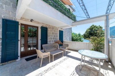 3-3bdr-apartment-in-a-waterfront-stone-villa