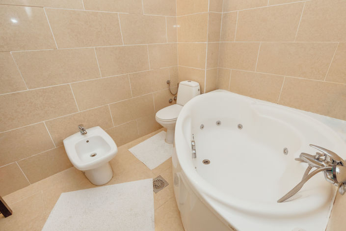 Image No.20-3 Bed Commercial for sale