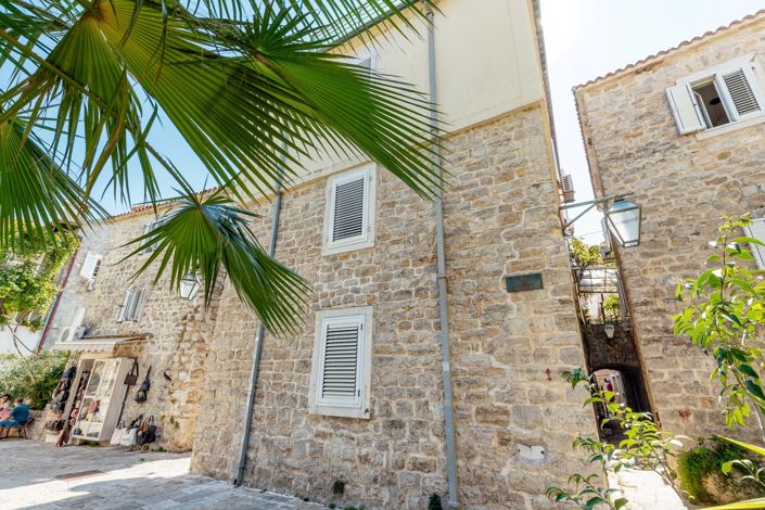 Image No.6-3 Bed Commercial for sale