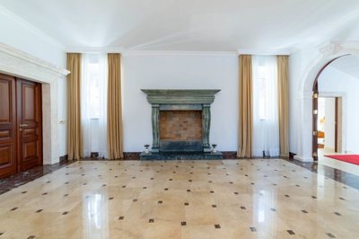 4-kotor-dobrota-historical-stone-palace-on-th