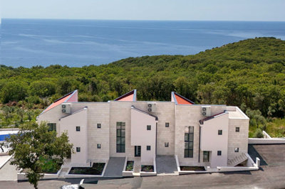 1-0-new-townhouses-with-pools-in-rezevici