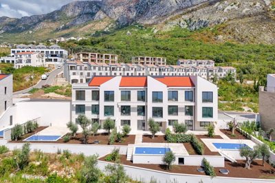 3-new-townhouses-with-pools-in-rezevici