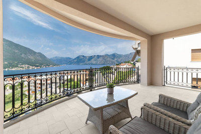 1-villa-with-apartmernts-and-a-pool-dobrota-k