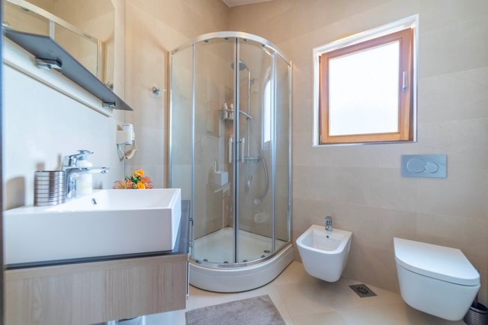 Image No.27-6 Bed House for sale