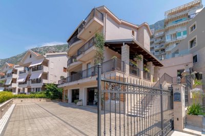 0-1-villa-with-apartmernts-and-a-pool-dobrota