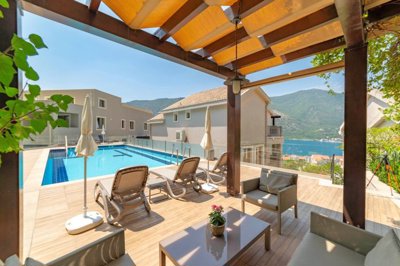 5-villa-with-apartmernts-and-a-pool-dobrota-k