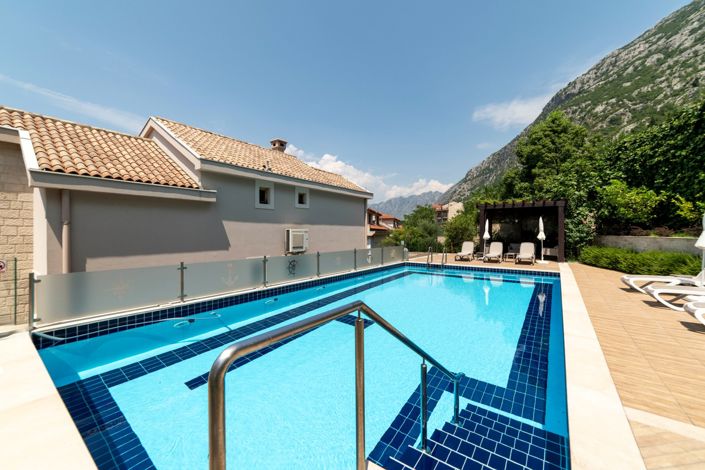 Image No.8-6 Bed House for sale